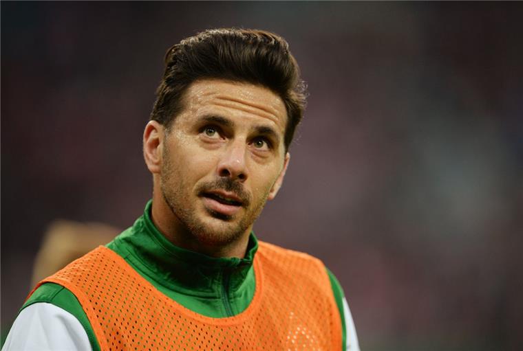 Claudio Pizarro fällt gegen Bayer Leverkusen aus Nun tut die Wade weh. Claudio Pizarro fällt jetzt noch länger aus.