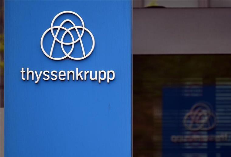 Das Thyssenkrupp-Logo steht vor einer Werksanlage. (zu dpa: «Thyssenkrupp-Stahl: Aufsichtsrat berät über Neuaufstellung»)