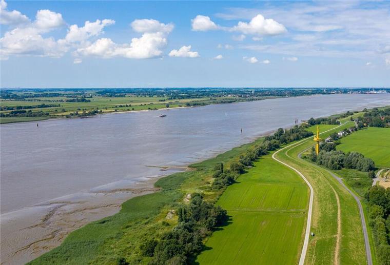 Luftaufnahme der Weser. Die Flüsse in Niedersachsen sind in einem alarmierend schlechten Zustand.
