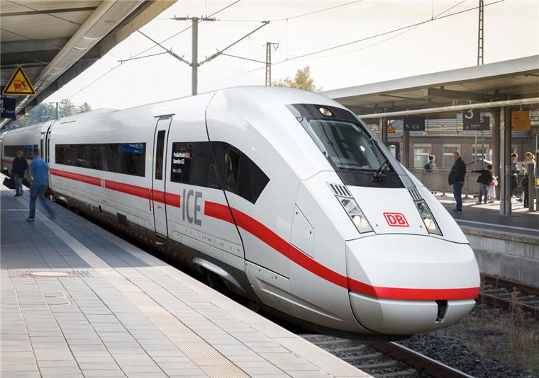 Verkehrsclub zweifelt an ICE-Strecke für Bremerhaven Nur als Fotomontage hält der ICE am Bremerhavener Hauptbahnhof. Foto: Hartmann