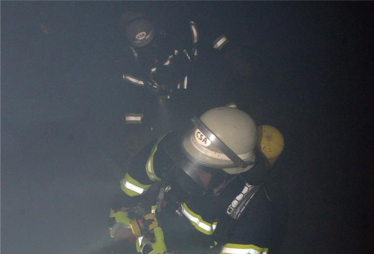 Nur am Boden kriechend konnten sich die Einsatzkräfte in der Tiefgarage zum „Brandherd“ vorarbeiten. Durch so genannten Disco-Nebel war die gleich Null. or allem aber galt es drei vermisste Personen zu fnden