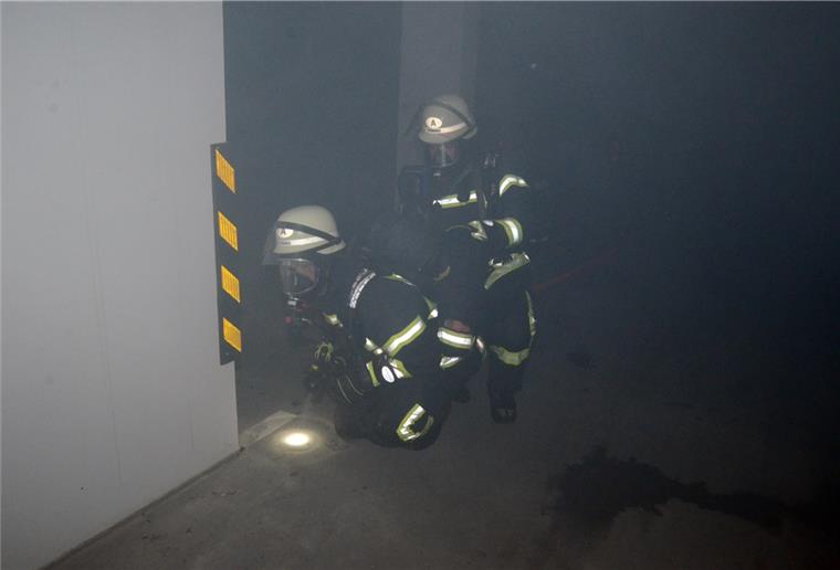 Nur am Boden und kriechend konnten sich die Einsatzkräfte in der Tiefgarage zum „Brandherd“ vorarbeiten. Durch sogenannten Disco-Nebel war die Sicht extrem schlecht.