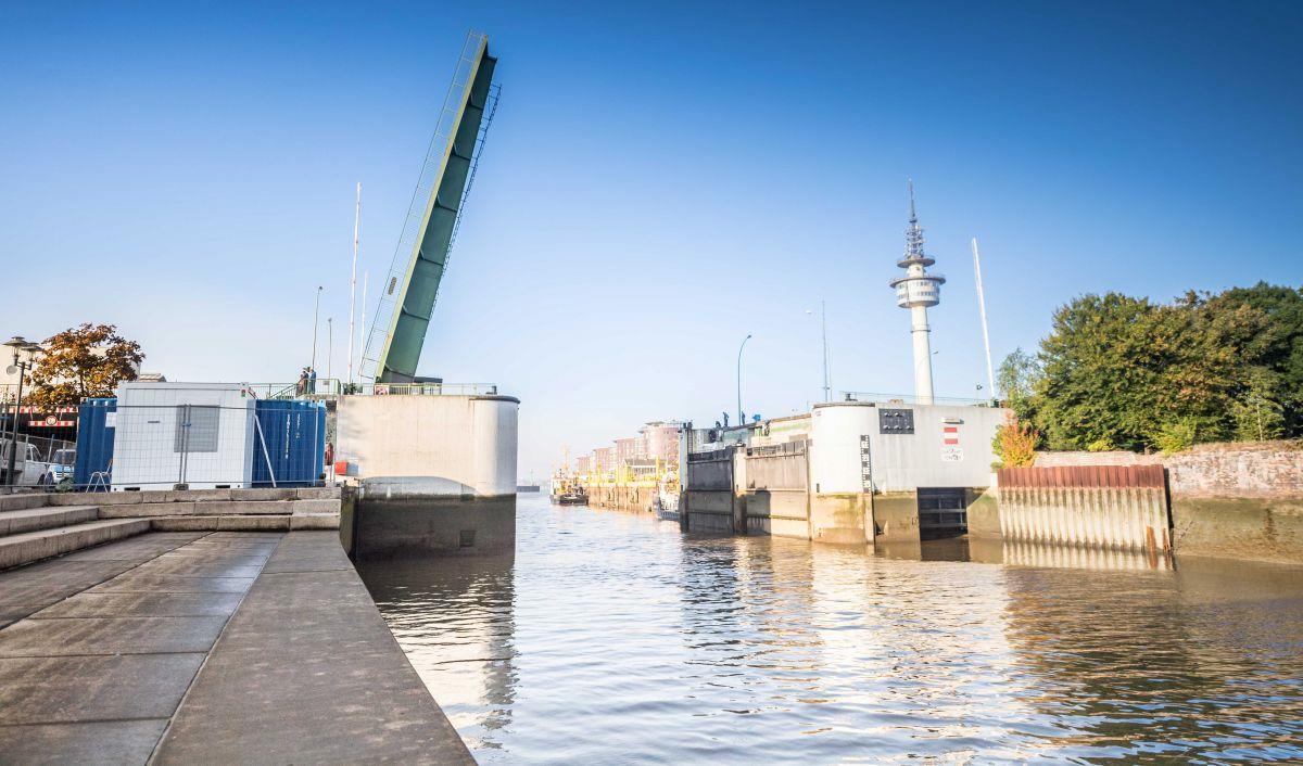 Sturmwarnung in Bremerhaven: Kennedybrücke heruntergeklappt Nur bei hochgeklappter Brücke können die Arbeiten den Hauptträgern der Kennedybrücke in Bremerhaven durchgeführt werden.