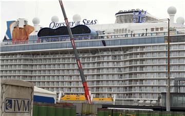 Nur die Kräne dürfen arbeiten: Die „Odyssey of the Seas“ liegt am Kreuzfahrtterminal.