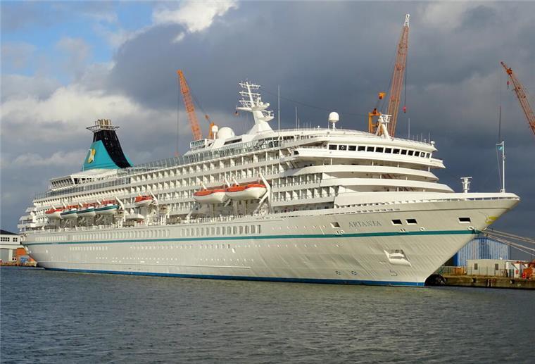 Die Artania liegt im Hafen von Bremerhaven. Am 3. Oktober kommt das Schiff wieder in die Seestadt.