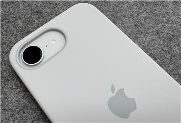 ILLUSTRATION - Nur ein Auge: Die Kamera des iPhone 16e verfügt über eine Sensorauflösung von 48 Megapixeln. (zu dpa: «iPhone 16e: Was taugt Apples neues Einsteiger-Smartphone?») Foto: Till Simon Nagel/dpa-tmn - Honorarfrei nur für Bezieher des dpa-Themendienstes +++ dpa-Themendienst +++