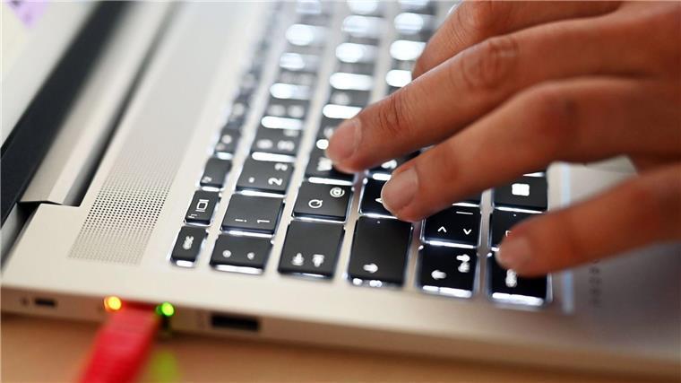 Nur ein Fünftel der Berufstätigen wurden laut einer Umfrage des Digitalverbandes Bitkom von ihrem Arbeitgeber bereits im KI-Einsatz geschult. (Symbolbild)