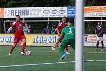 Nur eine Halbzeit lang konnten der SV Brake (rote Trikots) und der 1. FC Nordenham gegeneinander antreten. Dann sorgte ein heftiges Gewitter für einen Abbruch. Foto Schlack