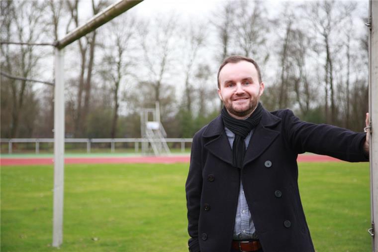 Der Nordholzer und die SPD: Jetzt erst recht! Nur eine Leidenschaft von Mathis Jährling ist noch älter als die für Politik - die für Fußball. In seiner Jugend spielte er bei Rot-Weiß-Cuxhaven.