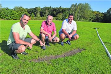 Nur eine Spur von vielen, die erneut unbekannte Autofahrer auf Sportplatz 3 des TV Langen mit ihren Fahrzeugen hinterlassen haben. Nils Seidel (von links), Steffen Tobias und Michael Zorn sind stinksauer.