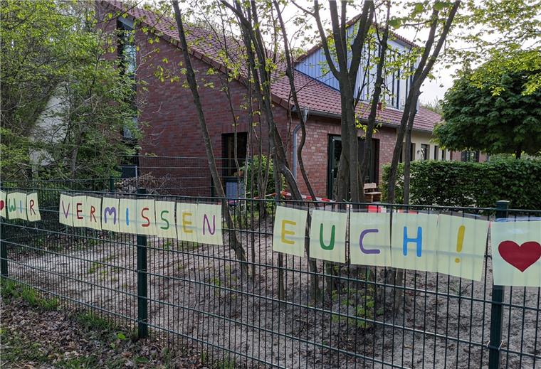 Kindergartengebühren in Hagen: Eltern schon einen Monat früher gebührenfrei Nur Eltern, die ihre Kinder in die Notbetreuung bringen, müssen noch Kindertagesstättengebühren bezahlen, alle anderen nicht. Der Rat der Gemeinde Hagen machte den Weg frei für den Gebührenerlass.