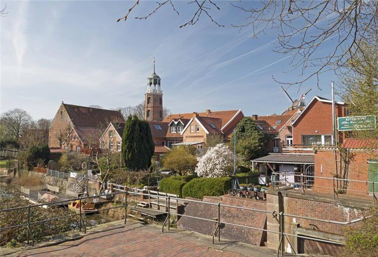 Fast unbekannt! Dieses Urlaubs-Paradies liegt nur 90 Minuten von Bremen entfernt Das Bild zeigt das Panorama des Orts Ditzum im Rheiderland in Ostfrirsland.