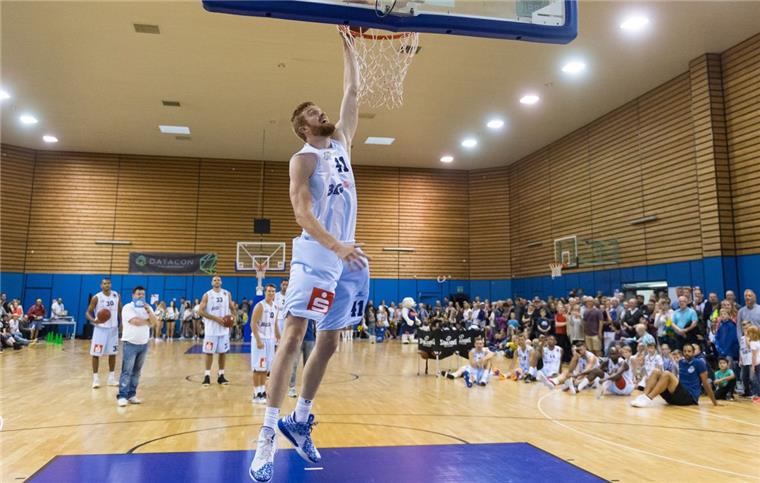 Eisbären Bremerhaven mit Dunking-Contest beim "Tag der Fans" Nur fliegen ist schöner: Der Dunking-Contest darf beim "Tag der Fans" der Eisbären nicht fehlen.