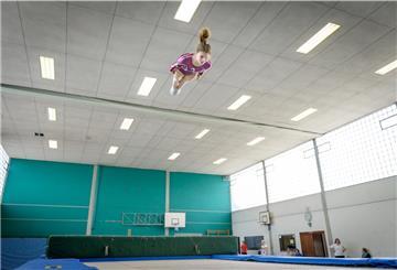 Nur Fliegen ist schöner: Seit Jahrzehnten trainieren die Trampolinturnerinnen und -turner des Leistungszentrums Bremerhaven in der Halle der Edith-Stein-Schule.
