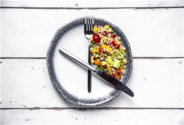 Nur in bestimmten Zeiträumen zu essen, ist die gängigste Form des Intervallfastens.