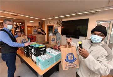 Nur in ganz kleiner Runde konnten die Weihnachtstüten für Seeleute im Seamens Club „Pier One“ im Braker Hafen gepackt werden.