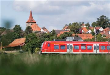 Regionalbahn auf dem Land