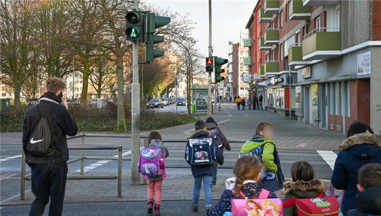 Nur mit Zwischenstopp auf der Verkehrsinsel in der Mitte der Georgstraße kann die Hauptverkehrsstraße in Bremerhaven am Elbinger Platz gequert werden. Die Grünphasen der Fußgängerampel sind viel zu kurz, kritisiert die Stadtteilkonferenz Geestemünde.