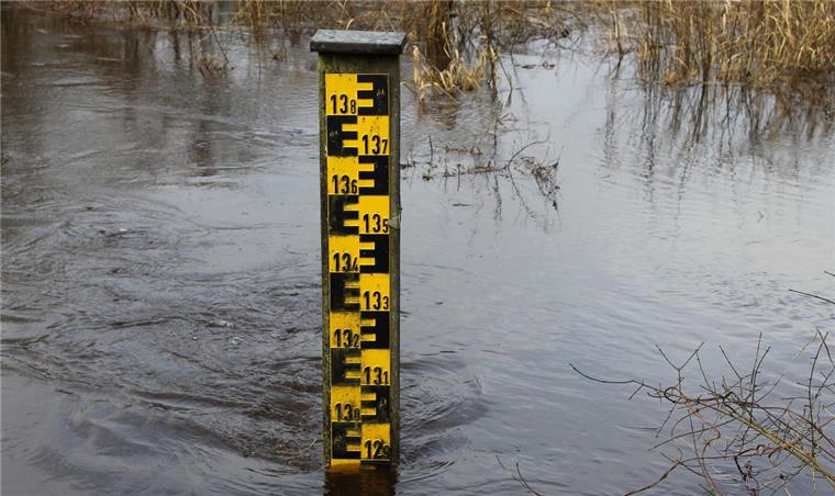 Hochwasser bei Zeven: Rekordmarke von 2008 fast erreicht Nur noch ein guter halber Meter trennt den Pegel bei Offensen von der Rekordmarke von 13,53 Meter.