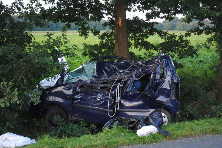 Neue Erkenntnisse zum Horror-Crash in Hagen Nur noch ein Haufen Schrott ist von dem blauen Kleinwagen übrig, in dem ein junger Kassebrucher bei einem Unfall ums Leben kam.
