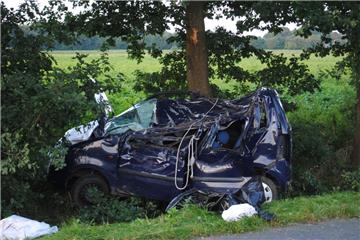 Nur noch ein Haufen Schrott ist von dem blauen Kleinwagen übrig, in dem ein junger Kassebrucher bei einem Unfall ums Leben kam. 
