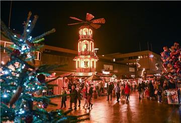 Die beleuchtete Pyramide auf dem Bremerhavener Weihnachtsmarkt