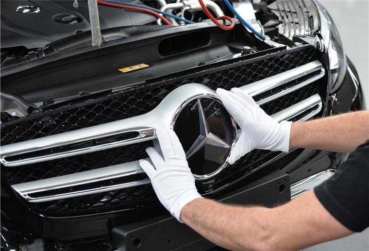 Wieder Kurzarbeit bei Daimler in Bremen Nur noch mit verringerter Personalzahl kann in den Daimlerwerken wie in Bremen wegen des Chipmangels gearbeitet werden.