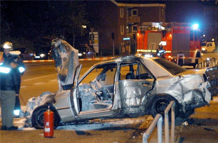 Illegale Autorennen: Raser sollen ins Gefängnis Nur noch Schrott blieb von diesem Mercedes nach einem illegalen Autorennen in Hamburg übrig (Archivbild).