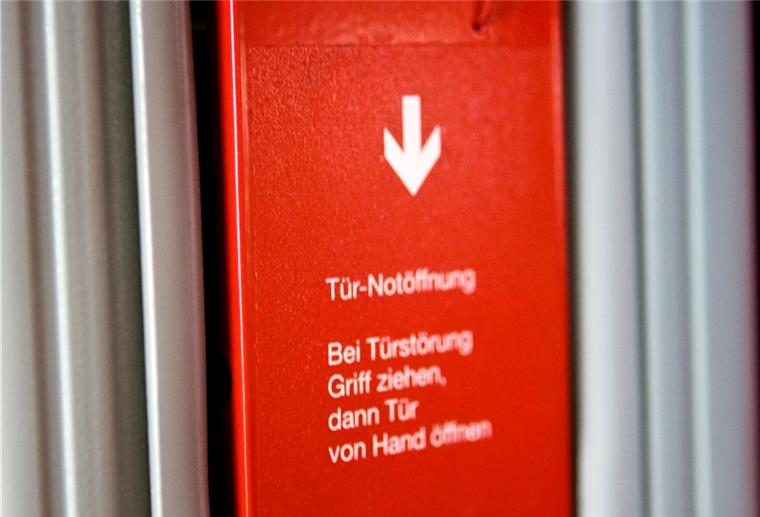 Bremen: Flaschensammler wird fast von Zug erfasst Nur per Notbremsung hat ein Lokführer wohl den Zusammenprall mit einem 30-jährigen Mann auf den Gleisen verhindert.
