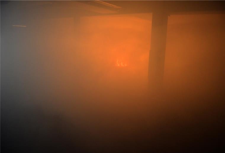 Nur Schemenhaft war das Feuer in der 160 Meter langen Tiefgarage im dichten Rauch (Disco-Nebel) auszumachen. Vor allem aber galt es, drei vermisste Personen zu finden