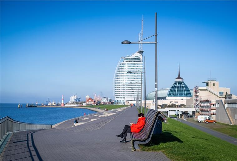 Mehr Bänke für Bremerhavens Deich gefordert Nur wenige Bänke stehen am Deich in Bremerhaven.