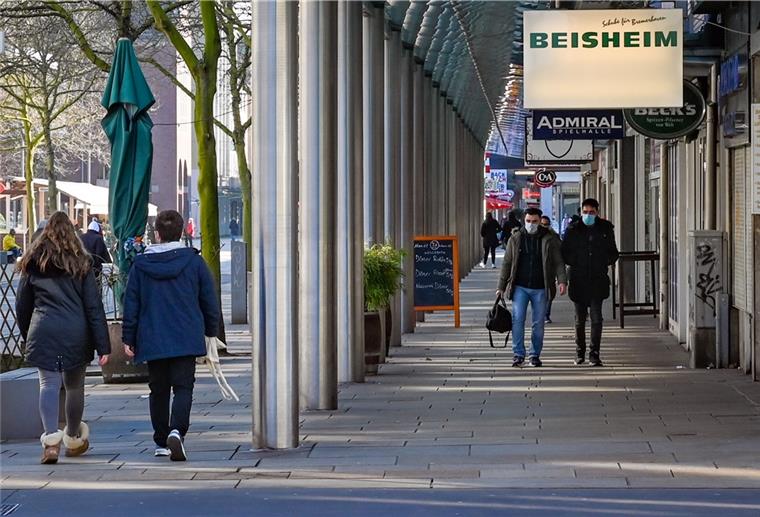 Bremerhaven: Was Du zum verschärften Lockdown wissen musst Nur wenige Menschen nutzten das schöne Wetter am Dienstag zu einem Gang durch die Innenstadt. Und nicht jeder hielt sich dabei an die neue Maskenpflicht.
