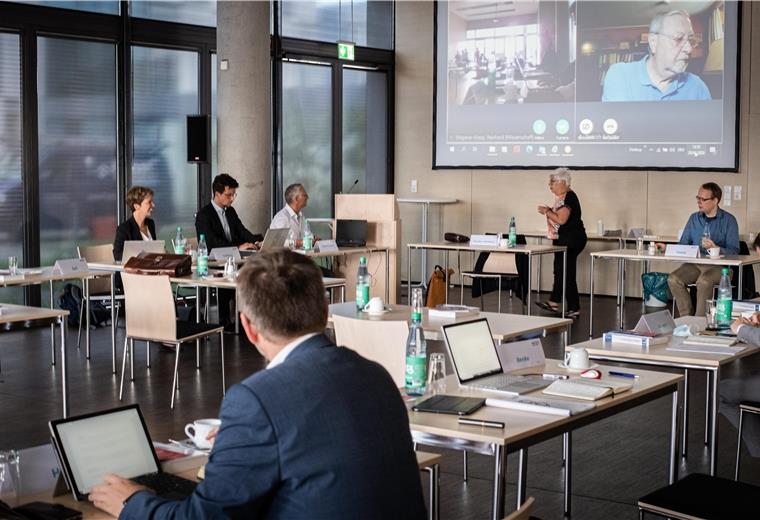 Nachhaltige Lösung zur Rettung der Museumsflotte in Arbeit Nur zu Beginn durfte ein Fotograf rein: Der Stiftungsrat des Deutschen Schifffahrtsmuseums tagte hinter verschlossenen Türen.
