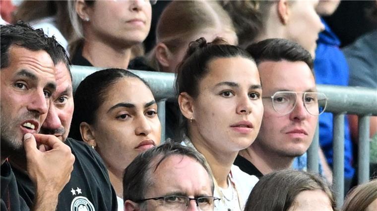 Nur Zuschauerinnen beim 4:0: Cora Zicai (l) und Lena Oberdorf.