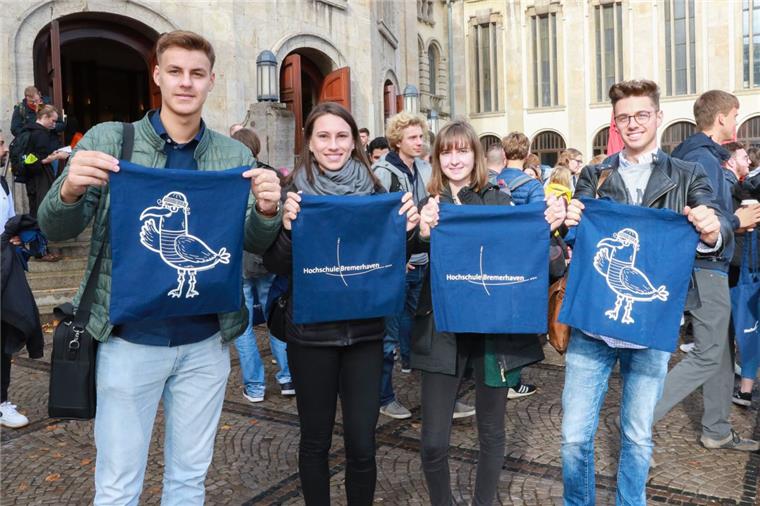735 "Erstis" starten in Bremerhaven ins Studentenleben Nuradin Schöning (von links), Josephine Golack, Konstanze Krohn und Lasse von Lindern mit ihren noch leeren Erstsemestertaschen.