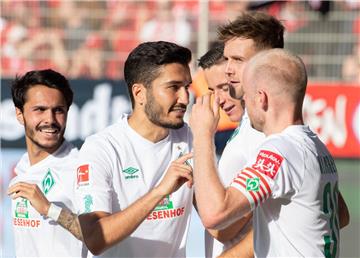 Nuri Sahin (Mitte) und  Davy Klaassen (rechts) bejubeln die 2:1-Führung von Werder Bremen durch Niclas Füllkrug (2. von rechts).