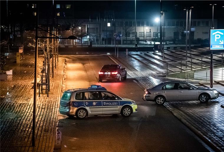 Bremerhaven: Keine Verletzten durch Pyrotechnik Silvesterabend 2020 in Bremerhaven und umzu. Im Bild: Nur vereinzelte Passanten spazieren kurz vor 24 Uhr am Deich. Die Zufahrt zum Neuen Hafen wurde von Polizeiwagen für Besucher gesperrt.
