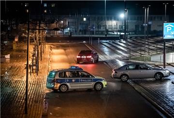 Silvesterabend 2020 in Bremerhaven und umzu. Im Bild: Nur vereinzelte Passanten spazieren kurz vor 24 Uhr am Deich. Die Zufahrt zum Neuen Hafen wurde von Polizeiwagen für Besucher gesperrt. 