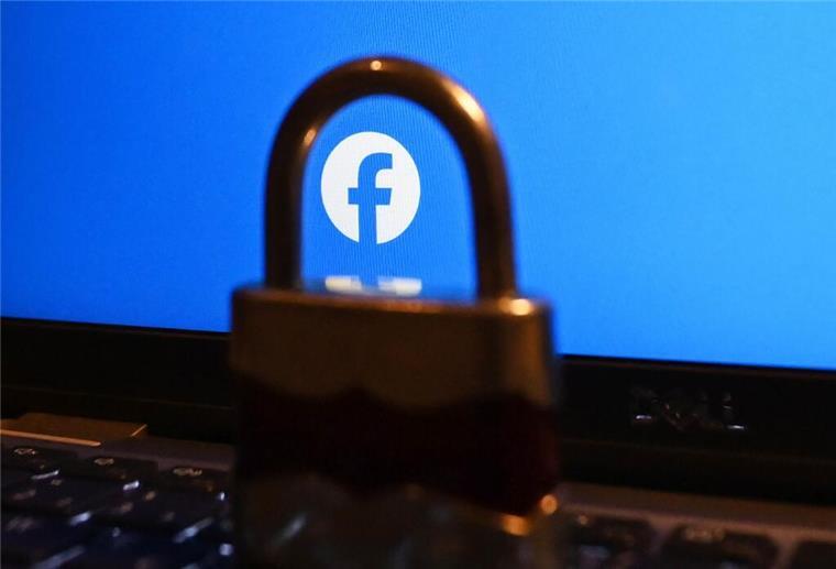 Bis zu 600 Euro Schadenersatz für Facebook-Nutzer möglich Das Facebook-Logo hinter einem Schloss.