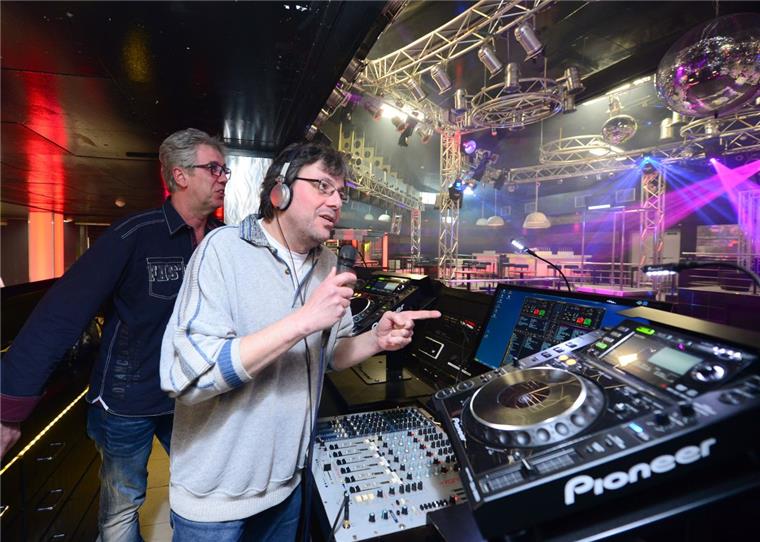 Die drei Kracher-Songs der Night-Fever-Party NZ Redakteur Andreas Schoener legt bei NZ- Party auf
