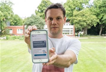 NZ-Reporter Jens Gehrke testet die Corona-Warn-App der Bundesregierung. Foto: Hartmann