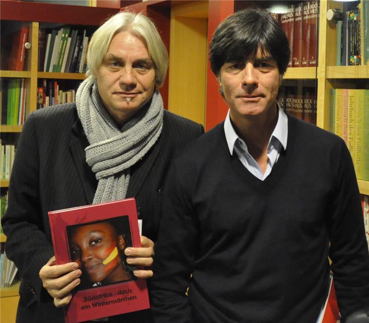 NZ-Reporter Wolfgang Stephan (links) verfolgt die Geschehnisse rund um die Fußball-Nationalmannschaft und Trainer Jogi Löw seit Jahren intensiv.