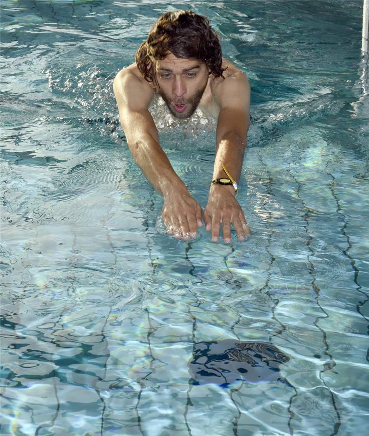 Mit 31 Jahren: nord24-Reporter Felix Filke macht das Seepferdchen NZ-Volontär Felix Filke lernt in der Bederkesaer Moortherme bei Kerstin Heid das Schwimmen.
