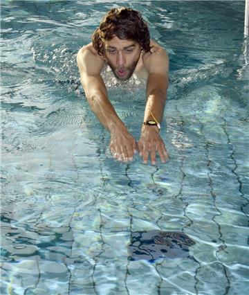 NZ-Volontär Felix Filke lernt in der Bederkesaer Moortherme bei Kerstin Heid das Schwimmen.