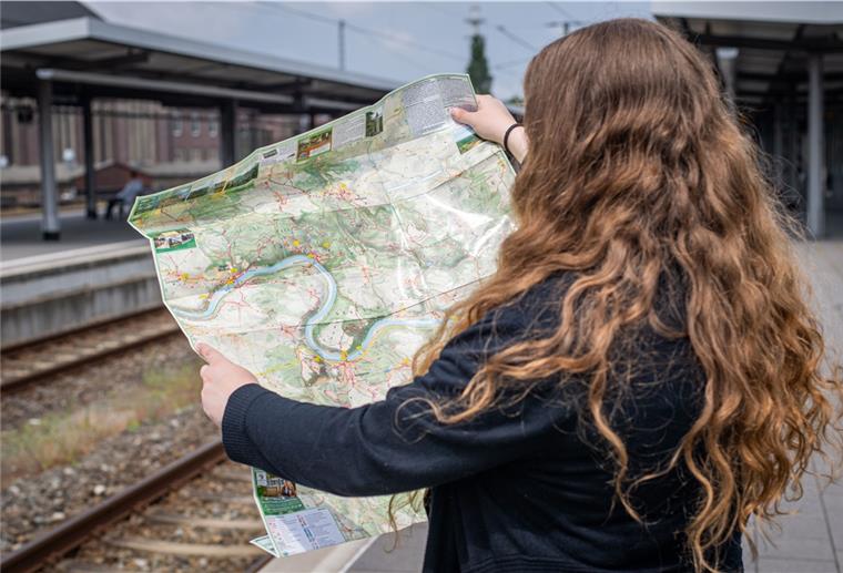 Last-Minute-Urlaub: Buchungen in Bremerhaven nehmen zu NZ-Volontärin Luise Langen steht mit gepackten Koffern am Bahnsteig in Bremerhaven, bereit für den Last-Minute-Urlaub.