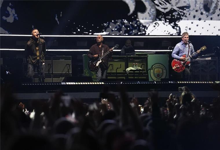 Oasis-Comeback in Wales: Alles wieder so wie früher? Oasis startete ihre lang ersehnte Tour in Cardiff.