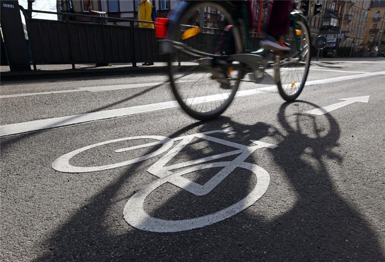 In der Karlsruher Innenstadt fährt ein Radfahrer auf einem Fahrradstreifen.