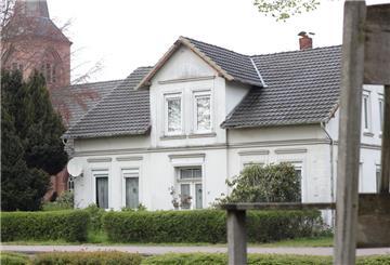 Ob beim Kauf von leerstehenden Alt-Immobilien oder beim Neubau: Ohne Geduld und viel Papierkram geht es nicht.