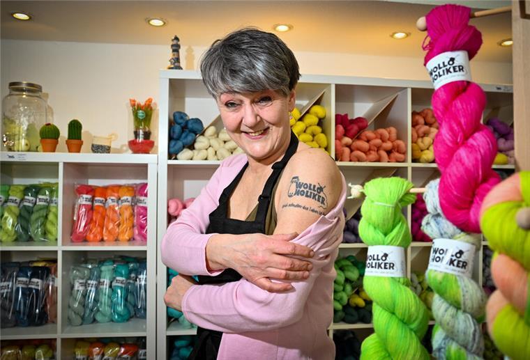 Wie diese Woll-Expertin aus Bremerhaven mit „Wolloholiker“ das Internet umgarnt Gabriele Sinzig-Freese von "Wolloholiker" zeigt ihr Tattoo.