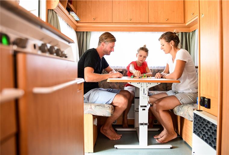 Wohnmobil: Mieten, leihen oder gleich kaufen? Ob der Urlaub mit dem Wohnmobil der eigenen Familie auch wirklich Spaß macht, sollte man vor dem Kauf herausfinden.